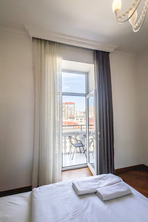 Апартаменты с видом на торговую улицу