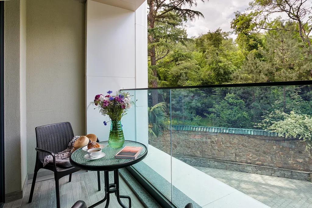 Гранатовый. На большую семью, вид на лес