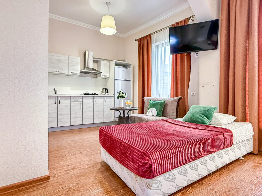 Номер на 4 человек с кухней на 1 этаже в центре, в 7 минутах до моря