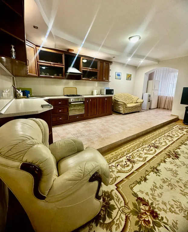 Уютная двухэтажная трехкомнатная квартира с евроремонтом