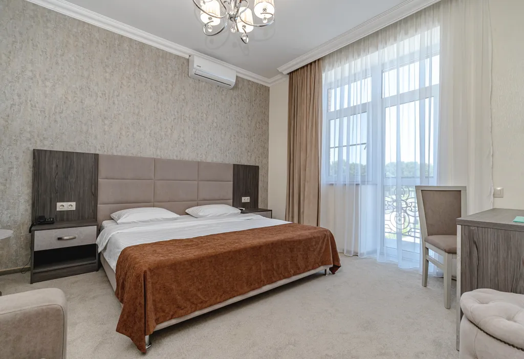 Трехместный комфорт с французским балконом с видом на территорию