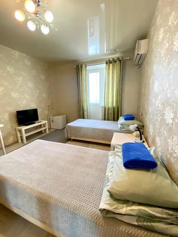 Жилая комната с балконом и общим санузлом