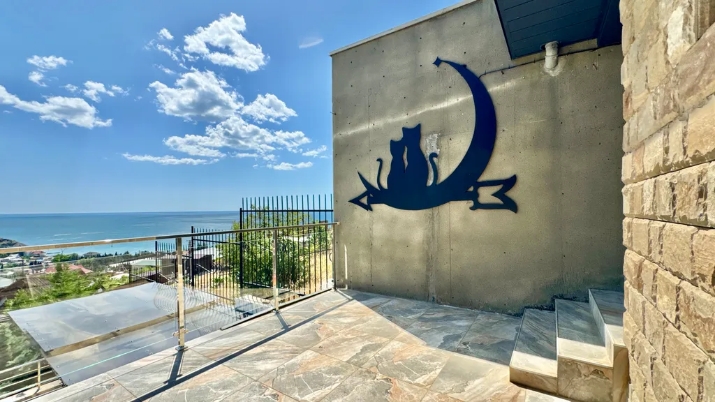 Дом с видом на горы и море