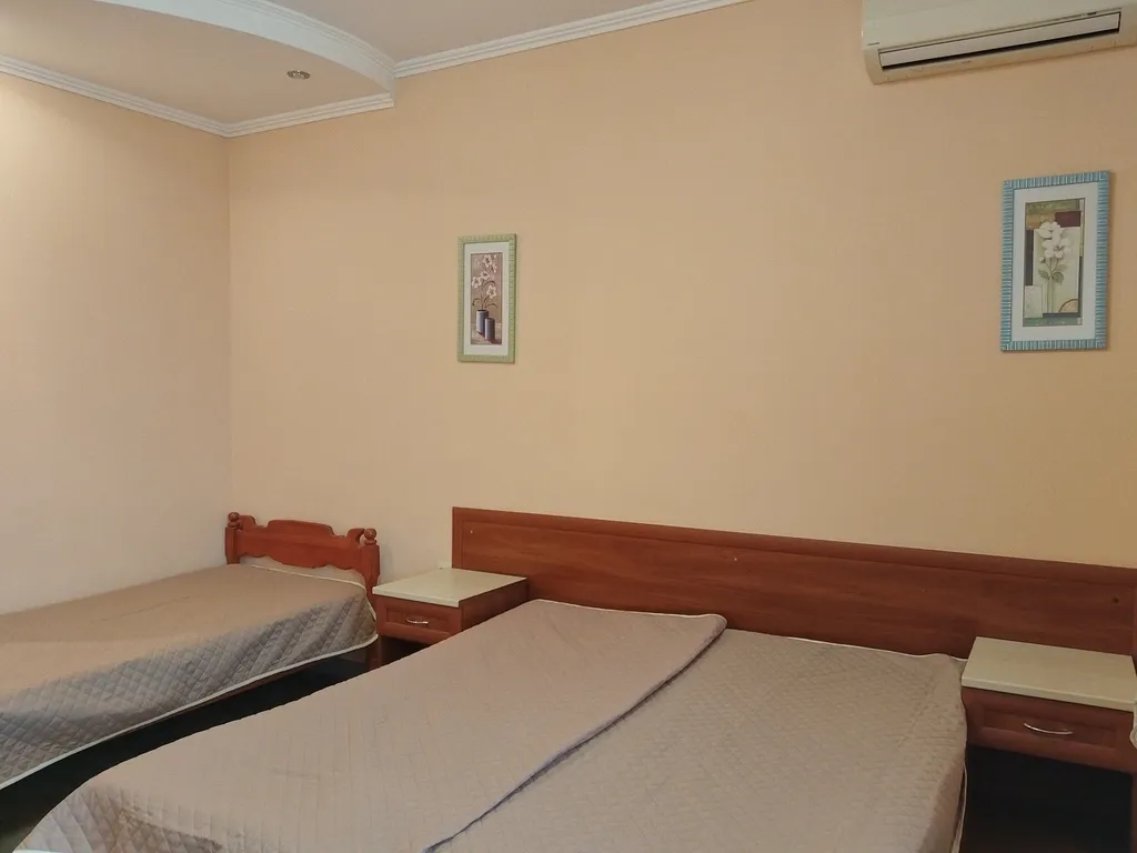 Квартира Квартира Трехместный номер с балконом в гостевом доме "Легенда" с бассейном. — Анапа