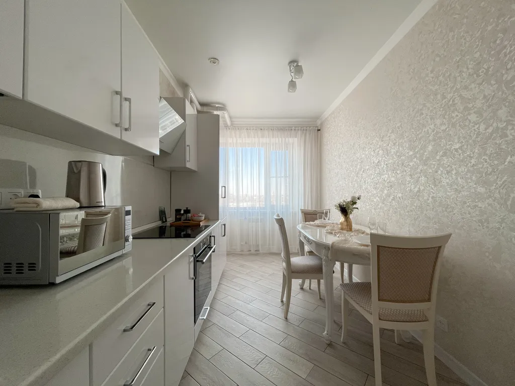 Современная квартира с видом на реку Кутум