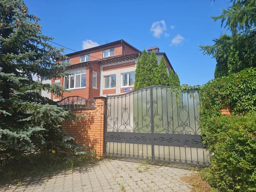 Большой дом в черте города