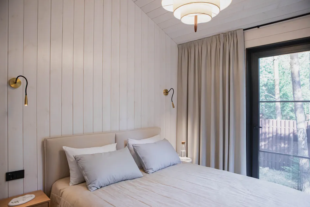 Дом в сосновом лесу с ванной у окна