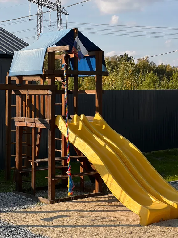 Панорамный дом с баней на дровах и чаном в окружении ёлок