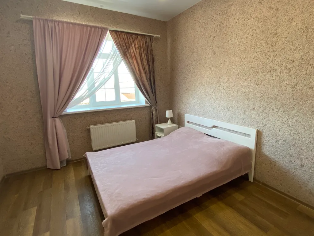 Гостевой дом среди леса с видом на озеро и город