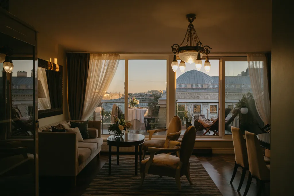 Терраса с видом на Невский