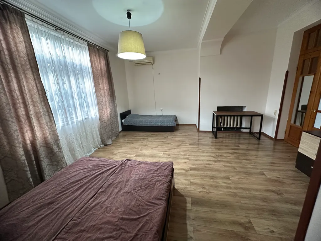 Идеально для большой компании: 105 м², высокие потолки и 360м до пляжа