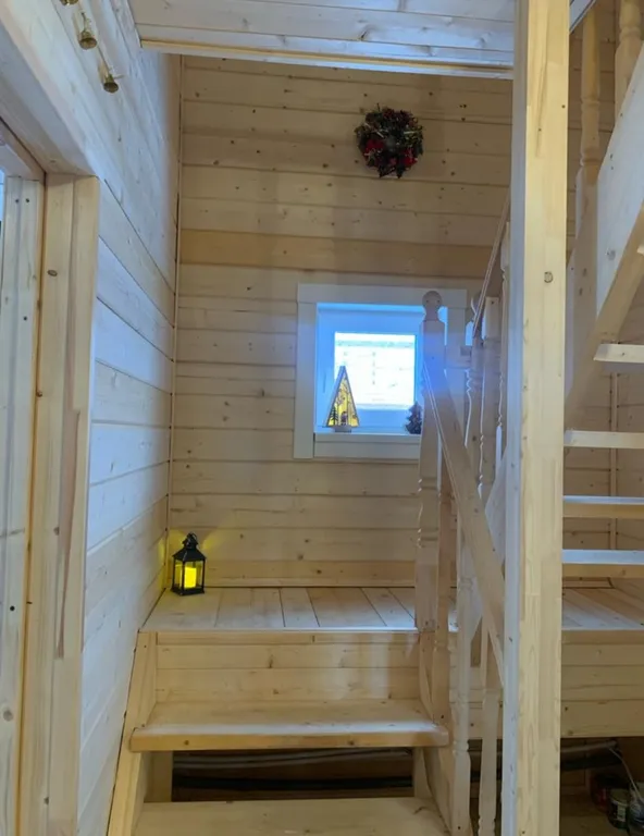 Уютный дом в жилой деревне возле реки