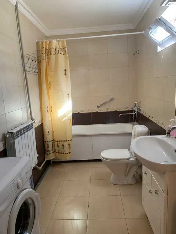 Уютный дом с бассейном, верандой и садом