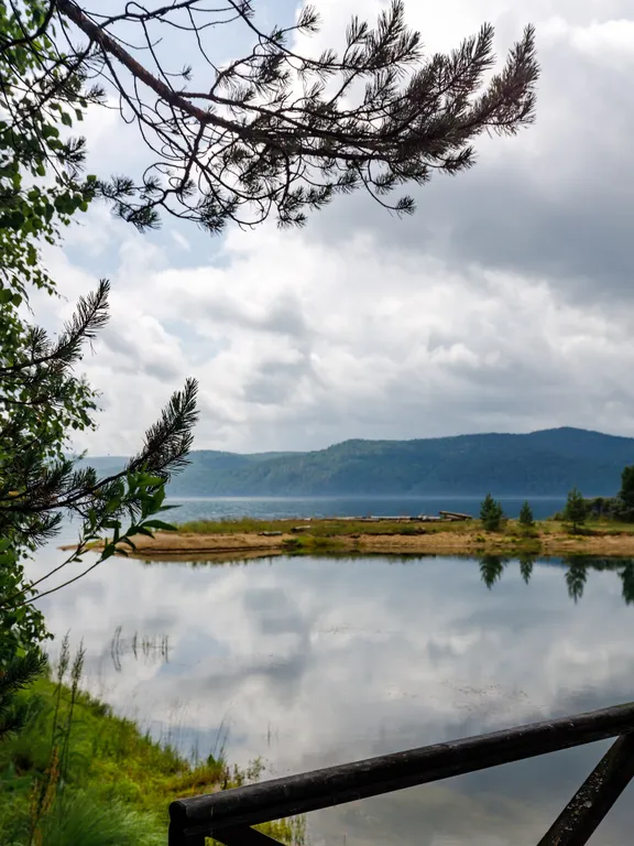Уединённый дом на берегу живописной заводи