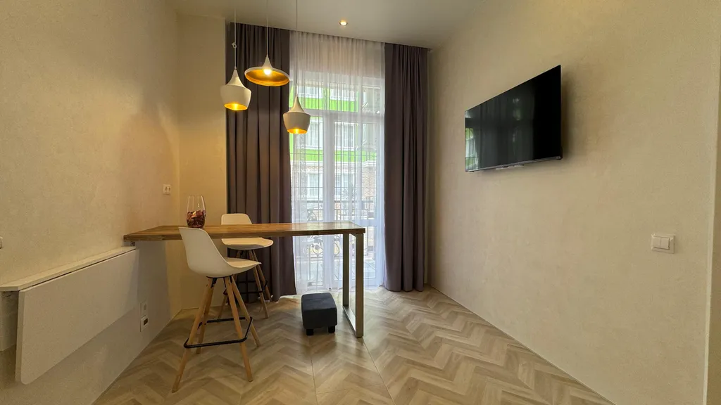 Евротрехкомнатный апартамент с балконом на первой линии