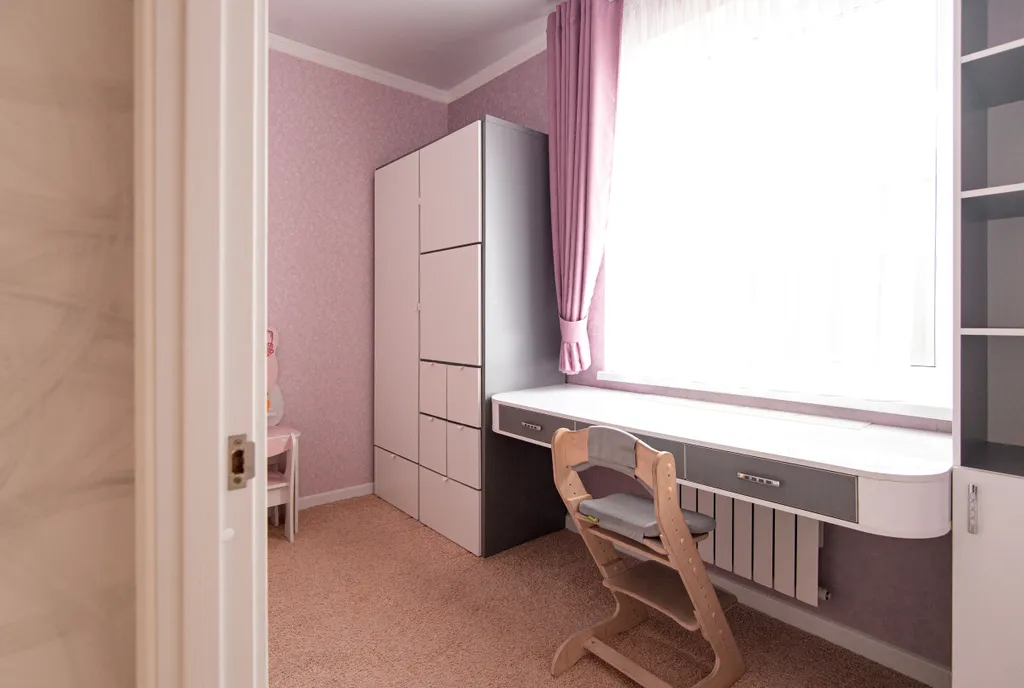 Дом Кантри со своим двором и парковкой