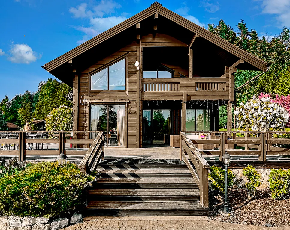 Коттедж с бассейном на берегу озера Порт Жемчужный