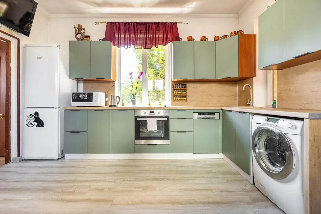 Коттедж с баней на дровах рядом с европарком