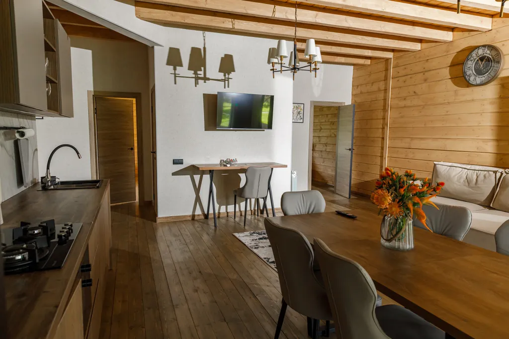 Трёхкомнатный коттедж в лесу у пруда