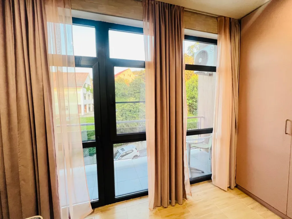 Студия с балконом и бассейном на территории