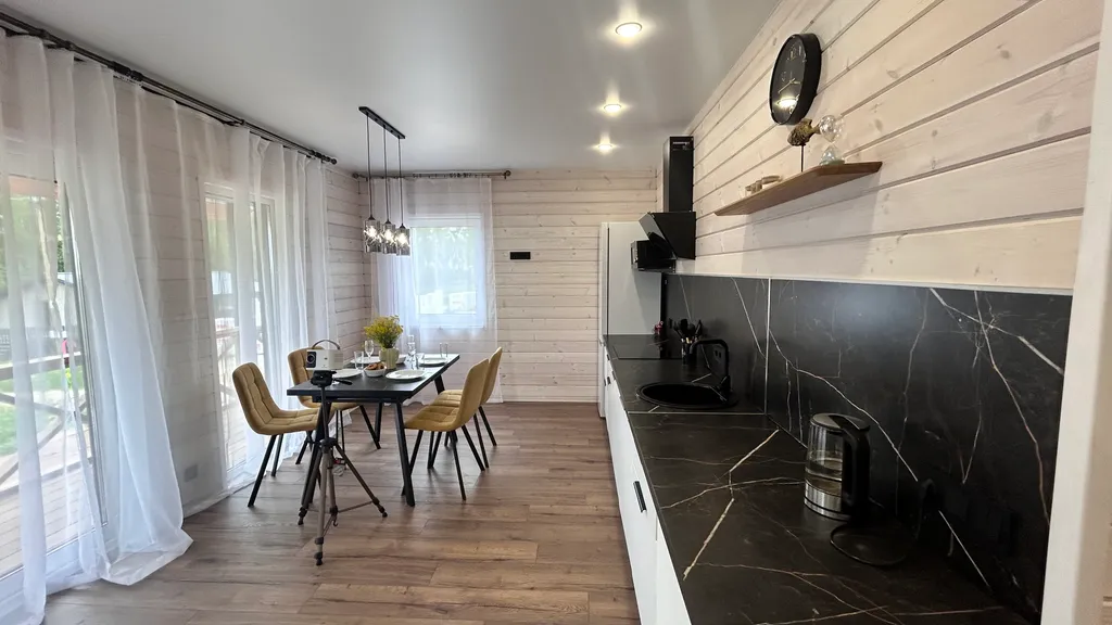 Дом с видом на сосновый лес возле Игоры Драйв с уютной зоной кострища