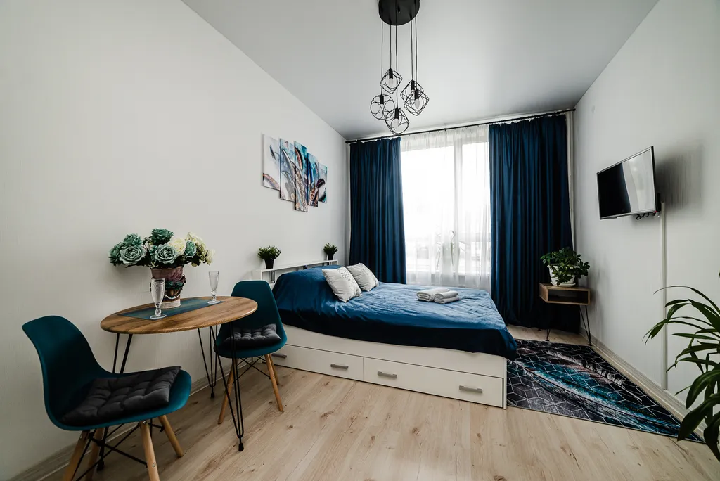 Новая просторная дизайнерская квартира-студия с высокими потолками