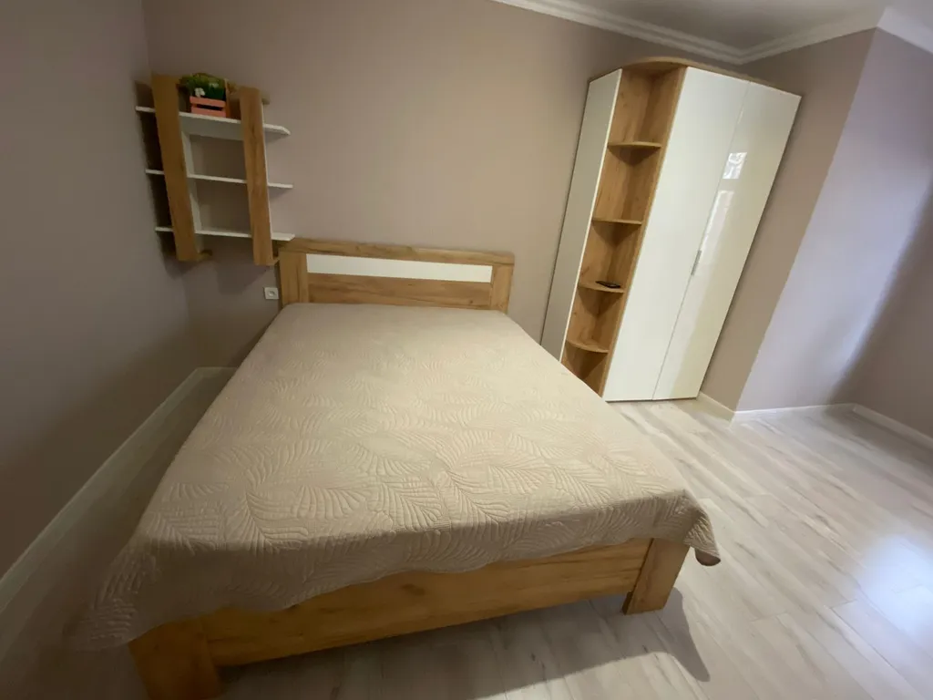 Уютный семейный домик с зелёным двориком и беседкой