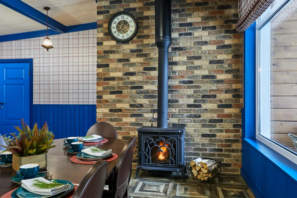 Большой коттедж с 5 спальнями, камином и террасой, Василек