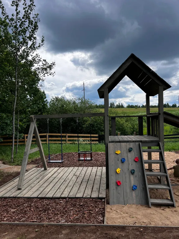 Гостевой дом среди березовой рощи с видом на поле и лес