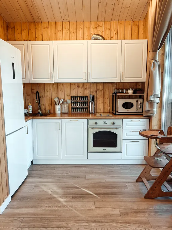 Уютный дом с панорамными окнами с выходом на террасу