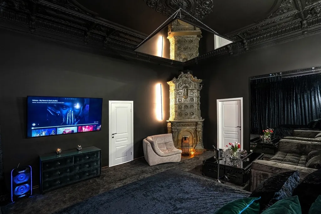 Черная комната с черными зеркалами и дизайнеским освещением