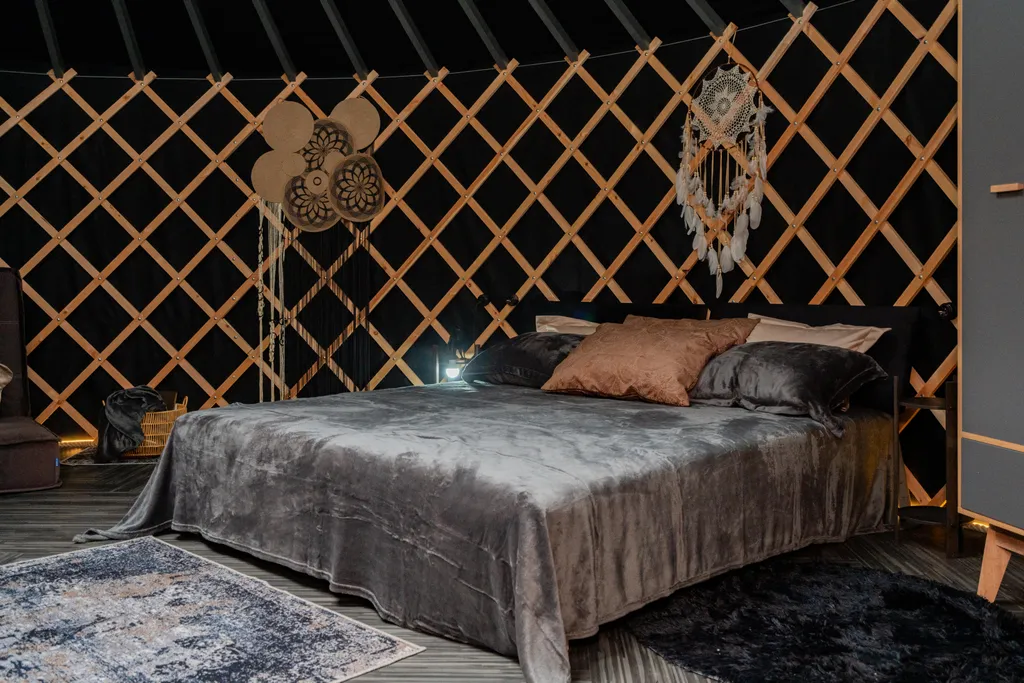 Юрта в лесу