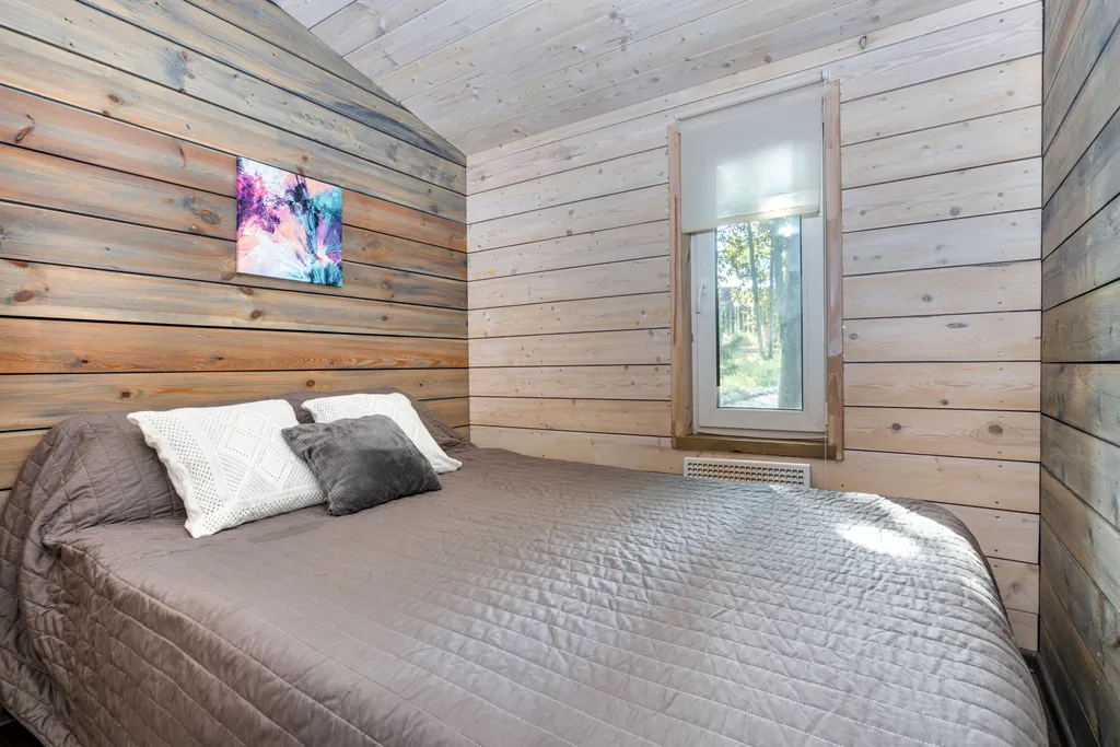 Деревянный дом у озера Кипень