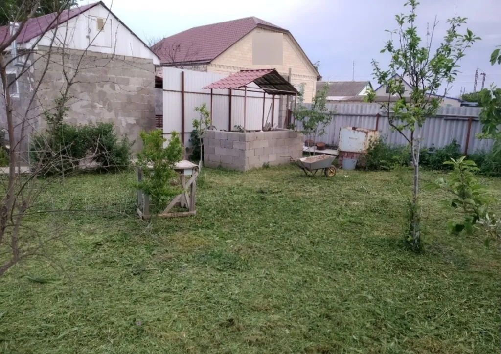 Двухэтажная дача с бассейном