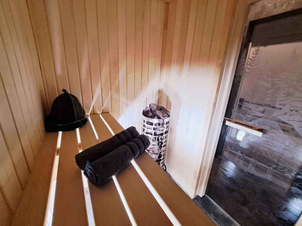 Новый современный дом с сауной и террасой