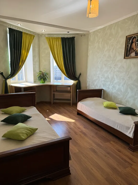 Большая 3-комнатная квартира в самом центре на площади