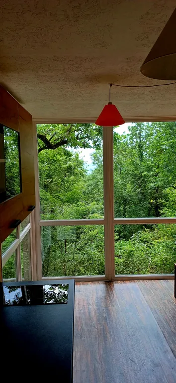 Уютная комната в доме Остановка Море с видом на море и лес