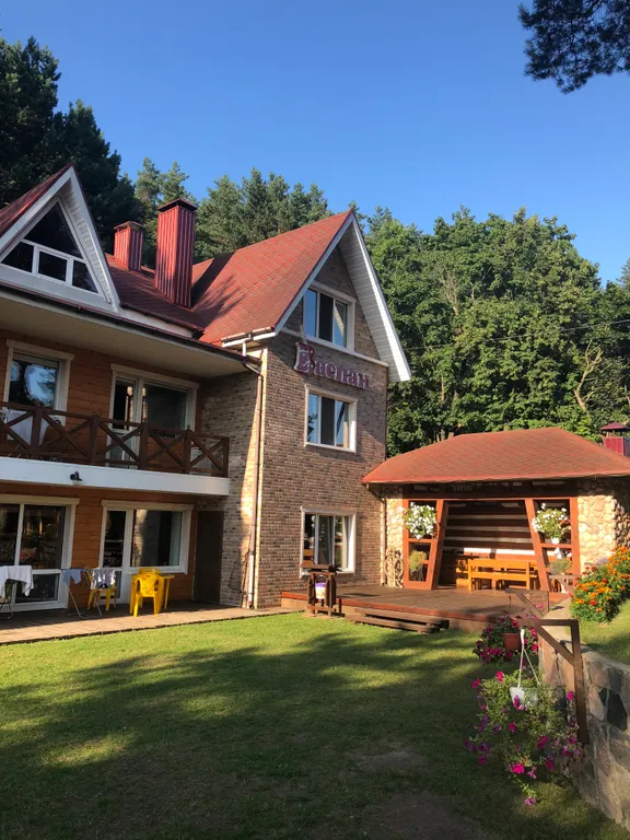 Уютный просторный номер в гостинице в сосновом лесу и на берегу озера