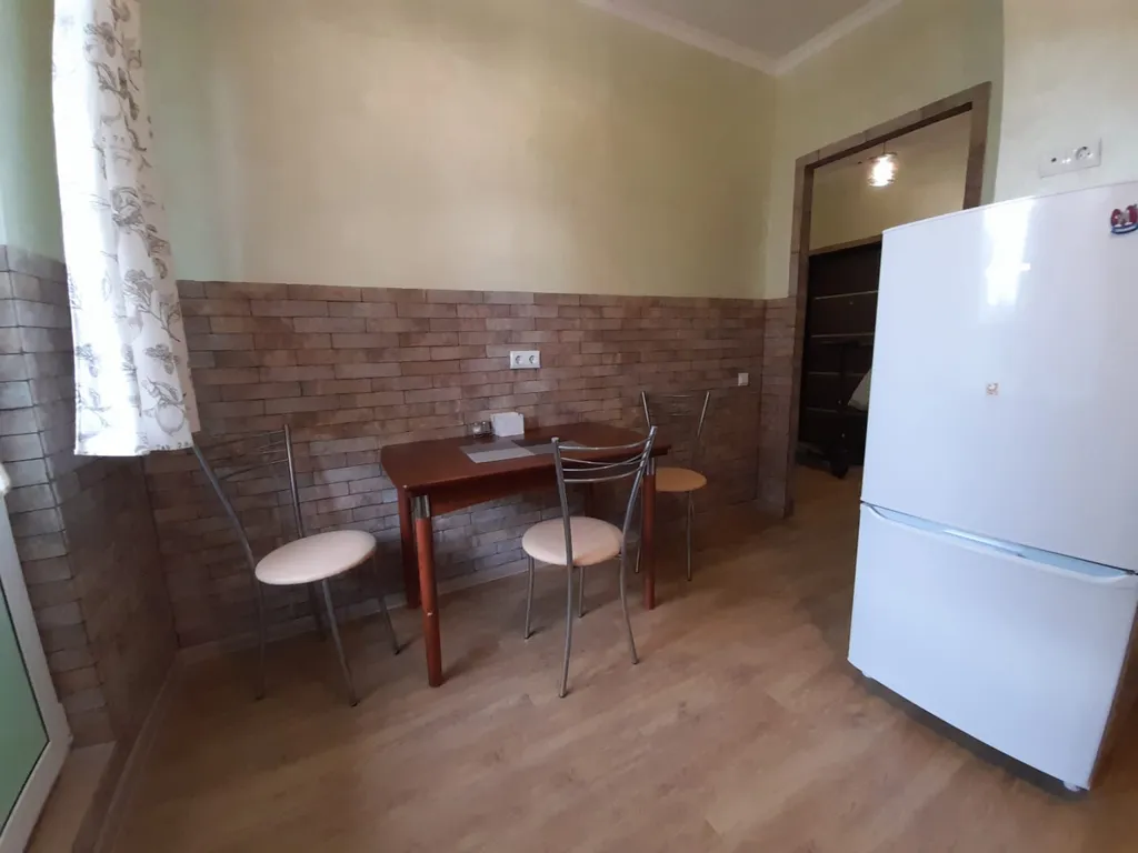 Большая однокомнатная квартира с балконом на высоком этаже