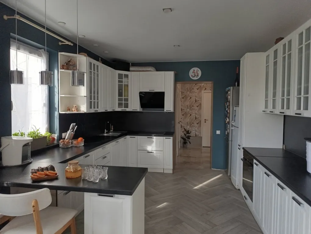 Уютный домик в деревне с беседкой и мангалом на улице