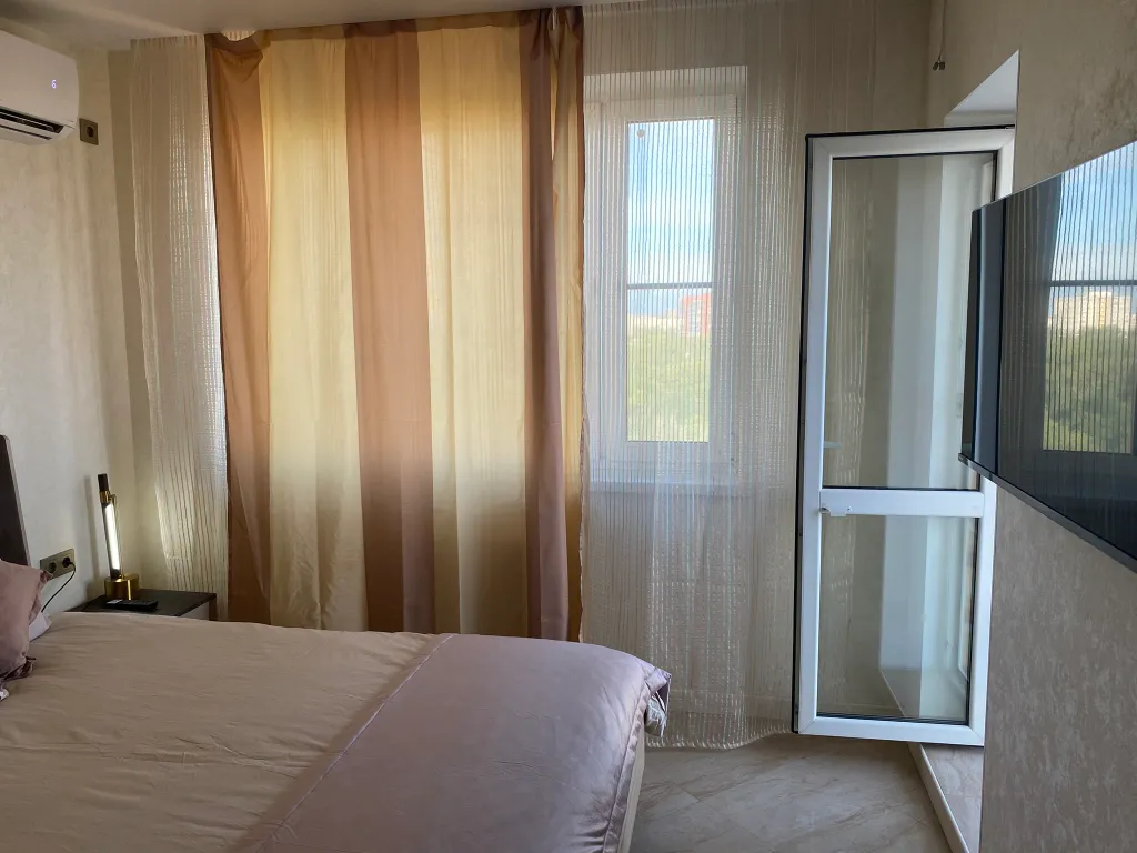 Двухкомнатные апартаменты в новостройке с витражным балконом