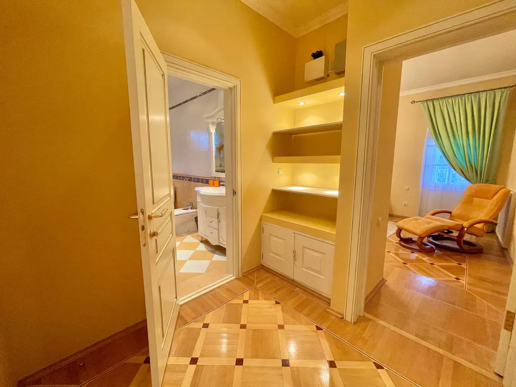 Котедж в классическом стиле с бассейном, сауной, бильярдом