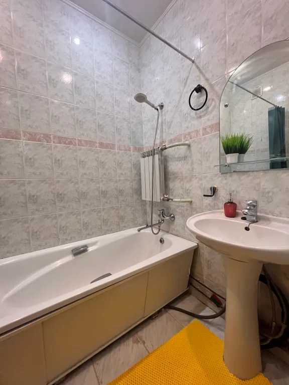 Трёхкомнатная квартира с раздельными комнатами, балконом в центре