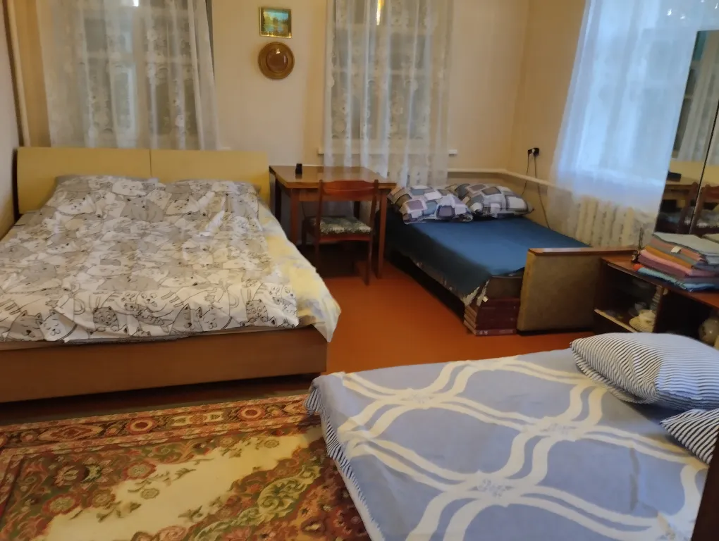 Деревенский домик с парковкой для большой и маленькой компании. Кругло