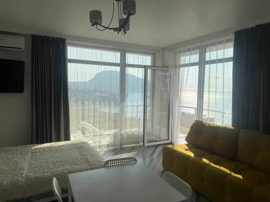 Квартира-студия с шикарным видом на море и гору Аю-Даг