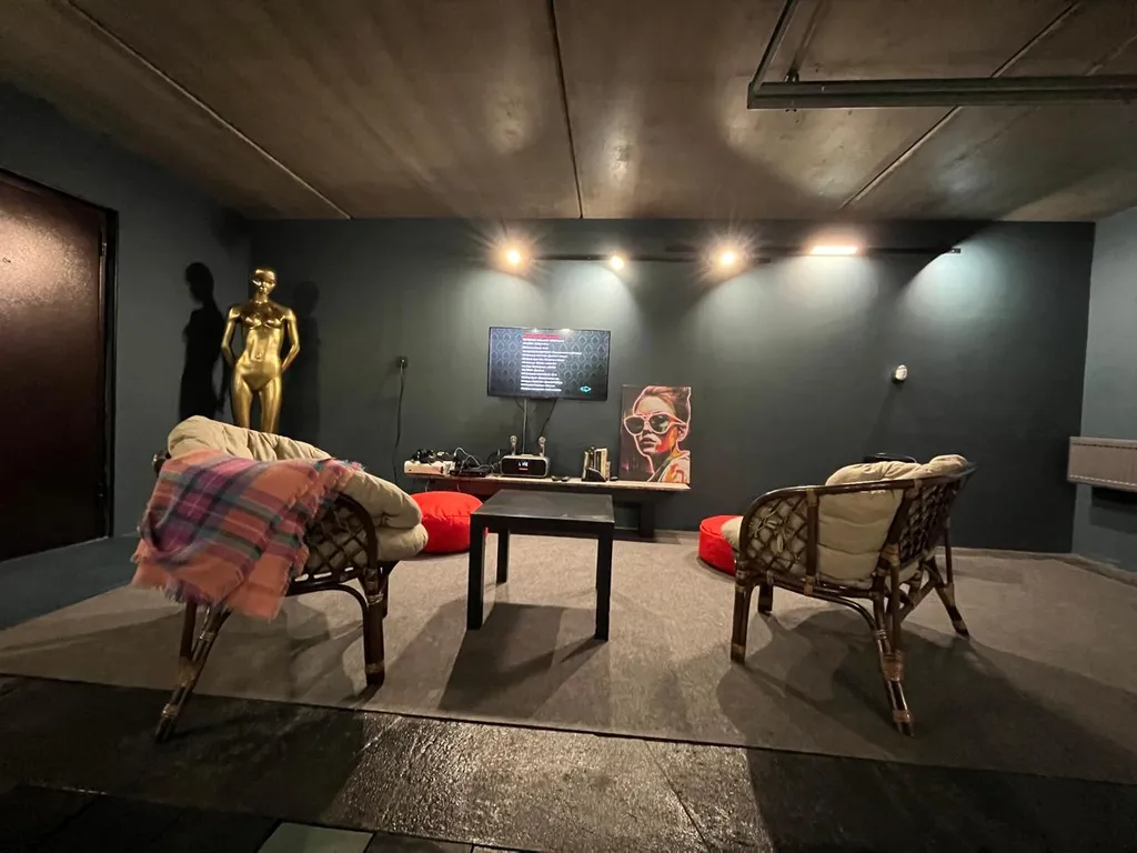 Коттедж на берегу Невы с lounge в гараже