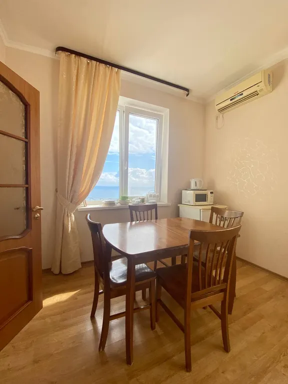 Комнаты с видом на море и горы