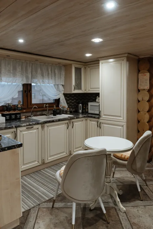 Уютный дом на берегу реки