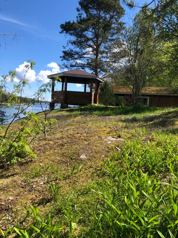 Большой уютный деревянный коттедж на самом берегу Ладожских шхер