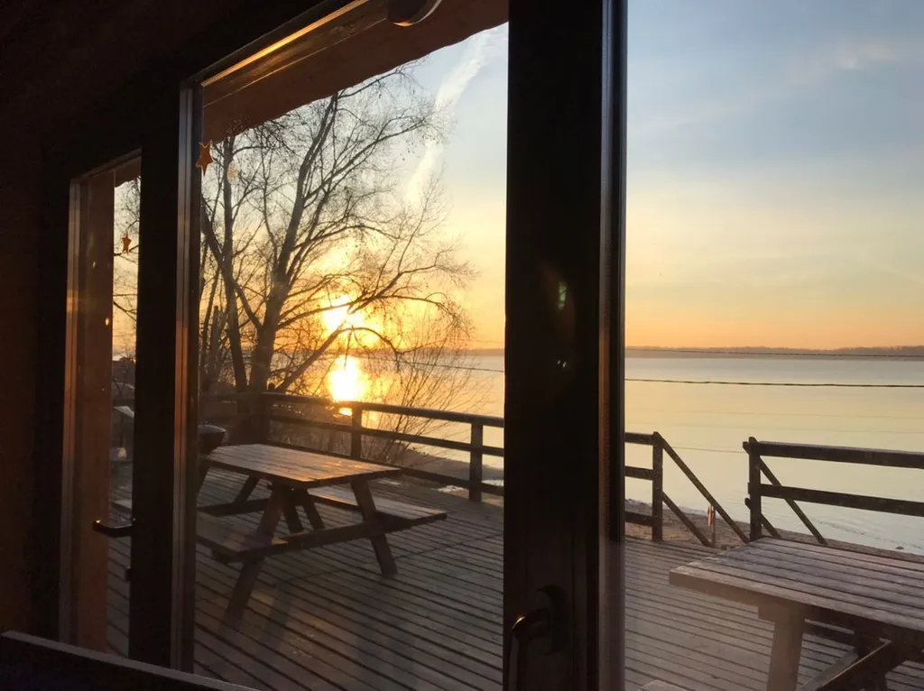 Частный дом на берегу реки Волги